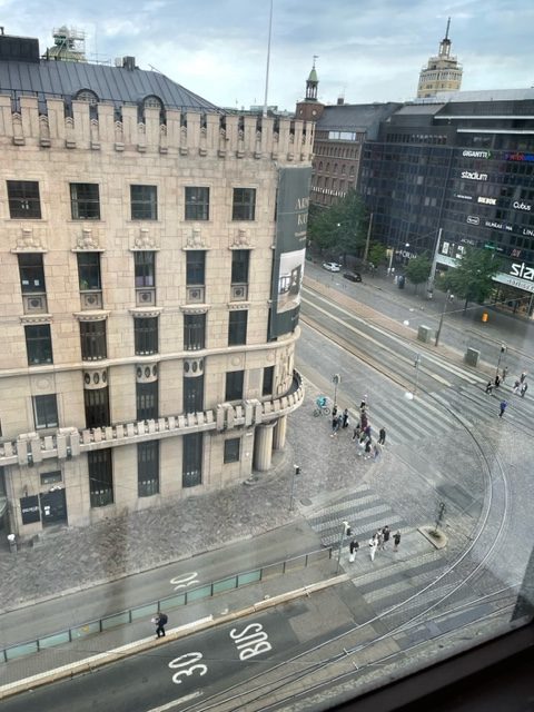 窓から眺めるヘルシンキの街
