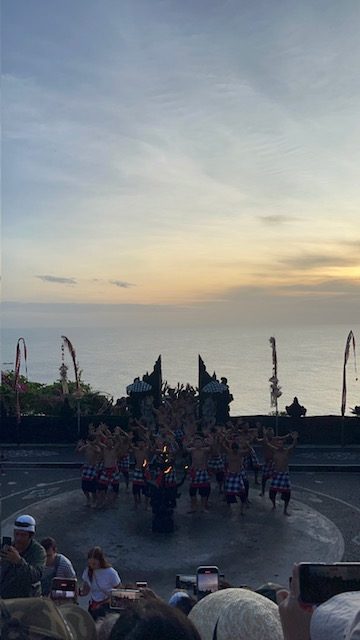 ケチャダンスを観賞