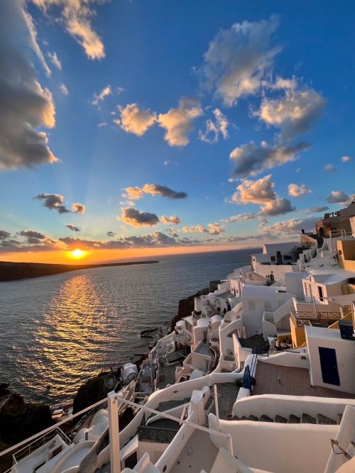 夕日に染まるイアの街並み