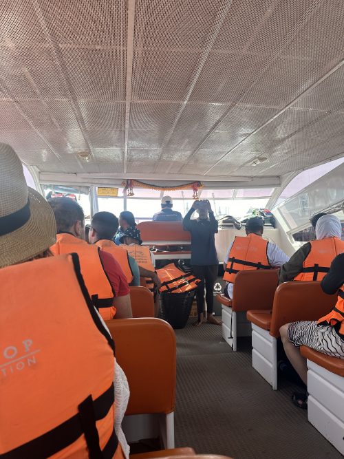 ピピ島ツアーでの船の中の様子