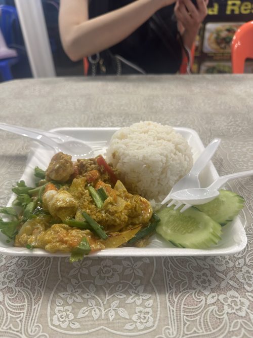 ホテル近くにあった屋台でプーパッポンカリー