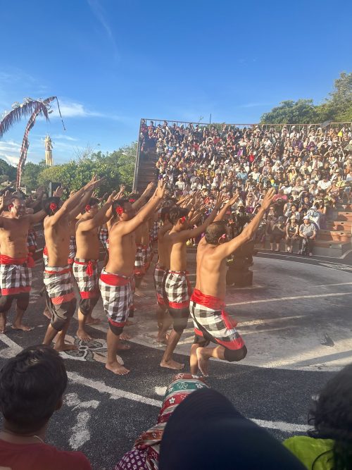 ウルワツ寺院でケチャダンス鑑賞