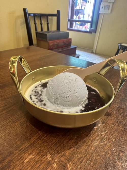 オールルドタウンのカフェでアイスを