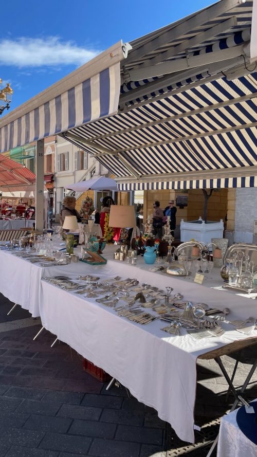 サレヤ広場 月曜日の骨董市