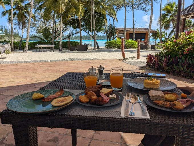 メリディアンイルデパンの朝食(ビュッフェ)と朝食の席からの景色です