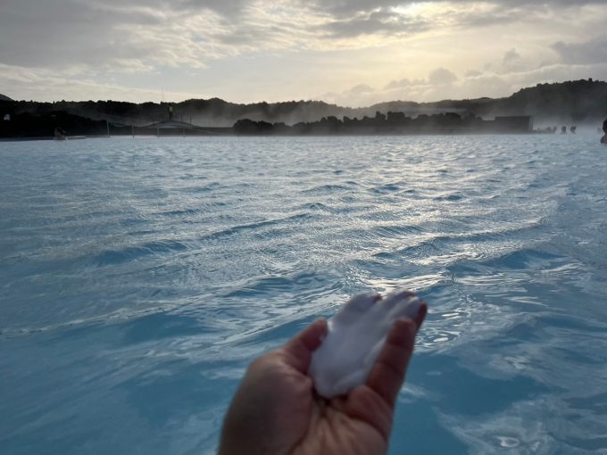 シリカの泥パックを片手に