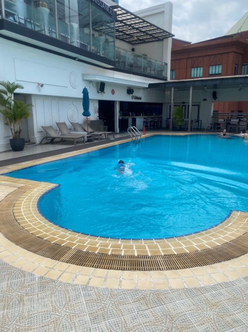 ホテルの屋上プール