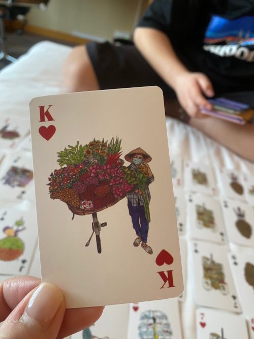 ハノイ在住のフランス生まれのイラストレーターのトランプ