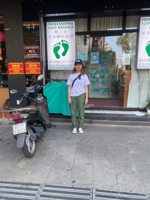 マッサージ店の前で