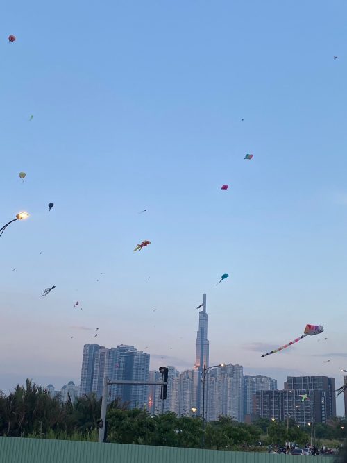 空に色とりどりの凧が