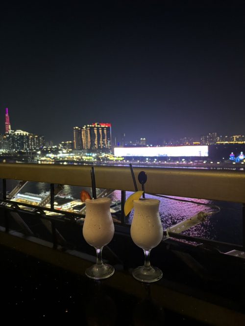 川沿いのバーでストロベリーシェイク