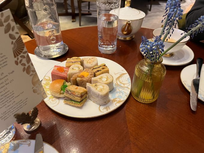 アフタヌーンティーのサンドイッチ