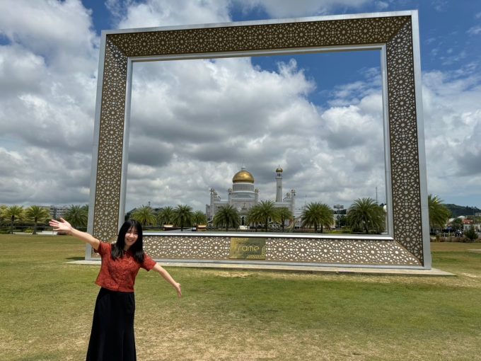 旧モスク前の巨大フレーム!フォトスポットです