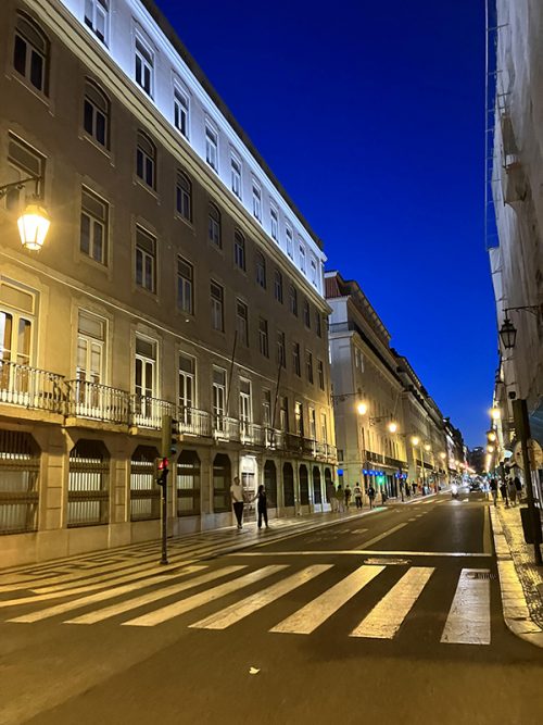 ホテルの前の道