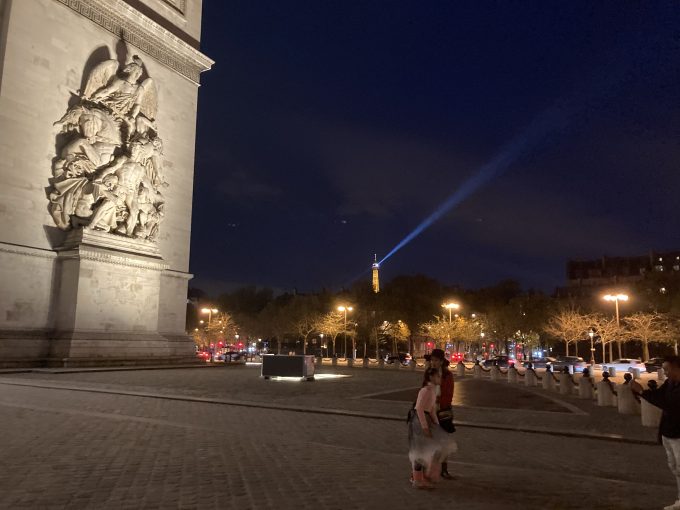 凱旋門とライトアップされたエッフェル塔