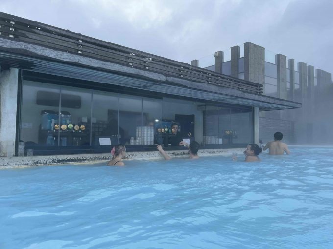 ブルーラグーンではドリンクは湯に入ったまま受け取ります