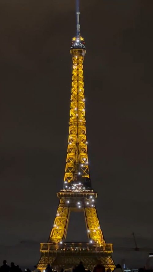 エッフェル塔のシャンパンフラッシュ