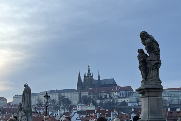 夕暮れ間近のカレル橋から見たプラハ城