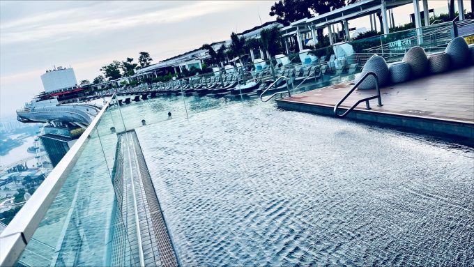 早朝のインフィニティプール