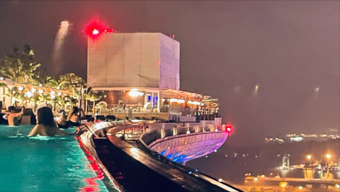 夜のインフィニティプール