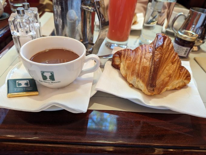 ドゥ・マゴでいただいたコーヒーとクロワッサン