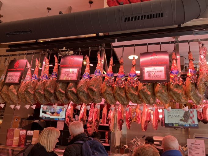 散策中に見つけたハモンセラーノ専門店