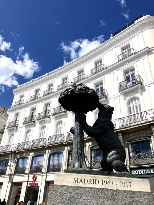 クマとイチゴノキの像