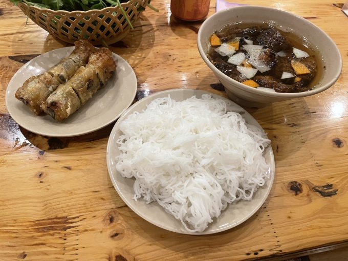 夕食に食べたブンチャー(右)と揚げ春巻き(左)