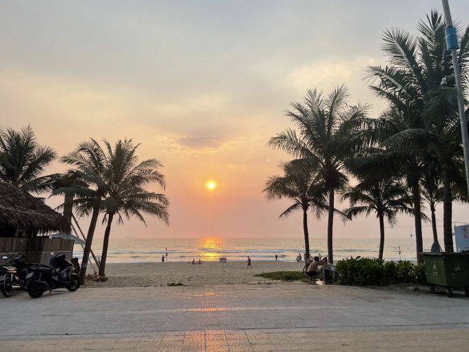 ミーけビーチから見た朝日