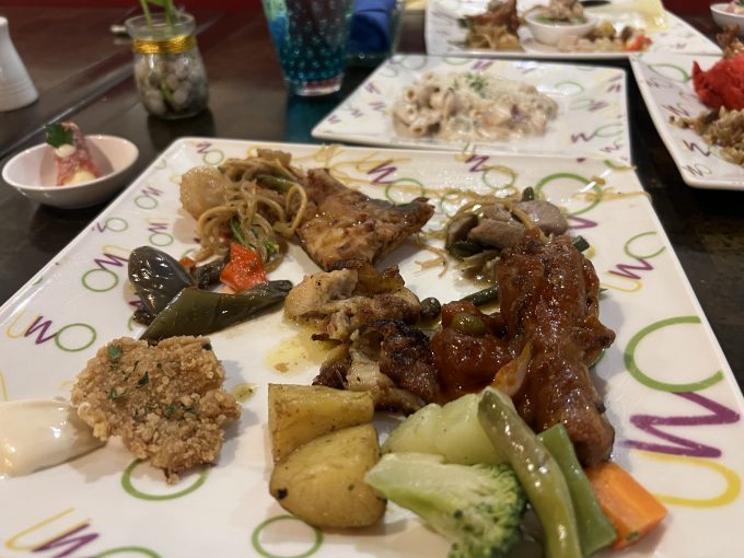 夕食はホテルのバイキングでフィリピン料理を堪能