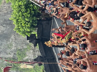 ウルワツ寺院でのケチャックダンス