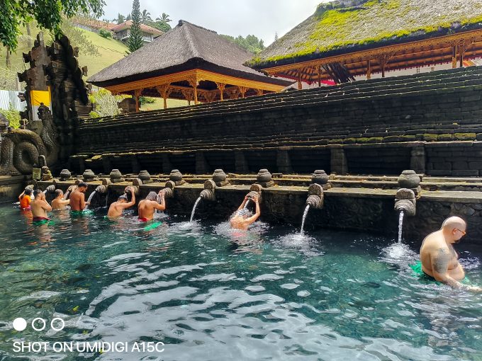 ティルタウンプル寺院にて沐浴をする人々