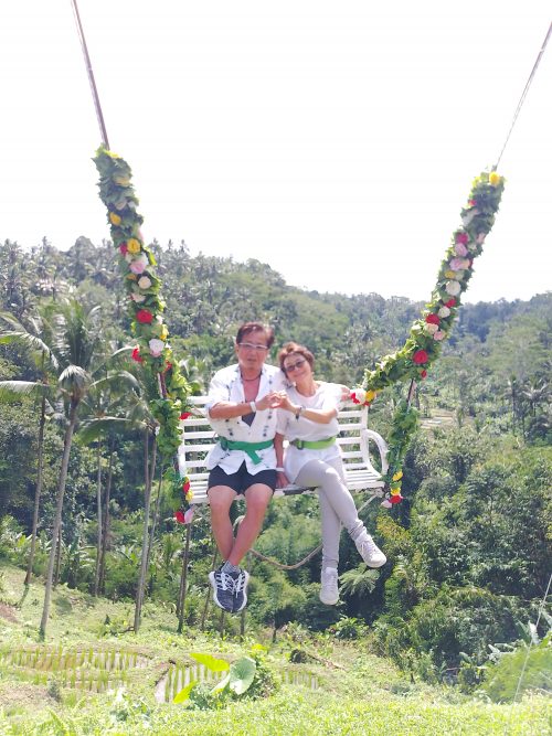 ハッピースウィングでハートポーズ