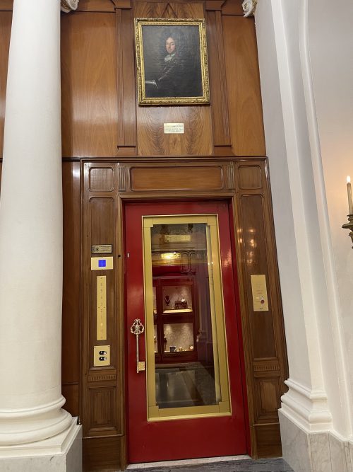 ホテル内のクラシックなエレベーター