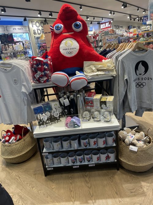 経由のパリの空港では五輪の公式グッズも
