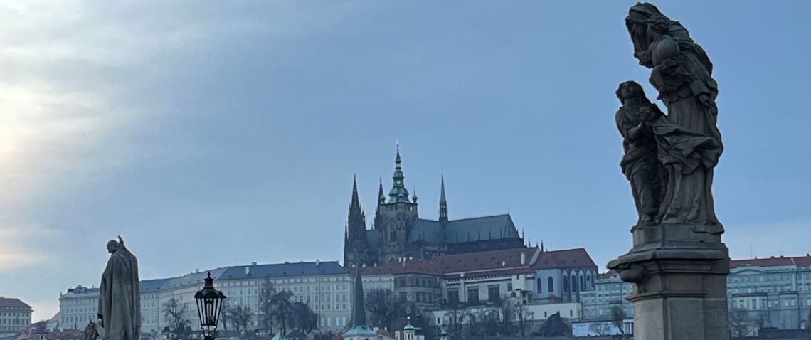 夕暮れ間近のカレル橋から見たプラハ城