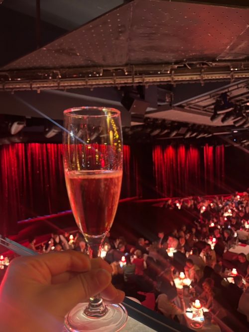 シャンパンを飲みながらのキャバレーショーは最高でした！