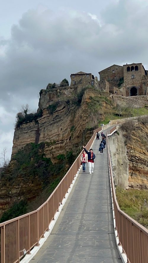 この橋を渡って行きます