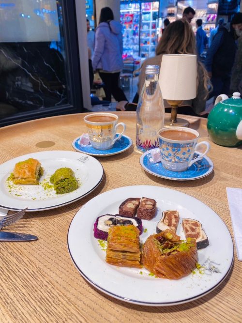 トルコ風コーヒーブレイク。伝統的なカラフルなトルコのお菓子を楽しみました