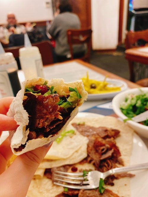 薄いピタパンが添えてあり、野菜と一緒に包んで食べるそうです