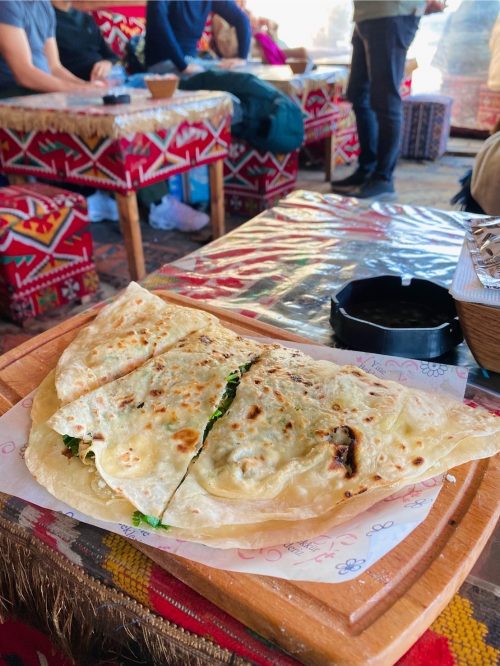 カラキョイのカフェでトルコ風スナック「ギョズレメ」をいただきました(代表的な具はほうれん草とチーズ)
