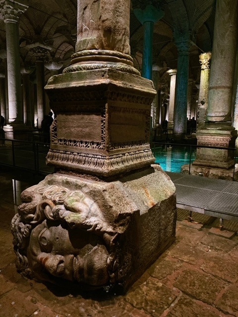 メデューサの柱が印象的