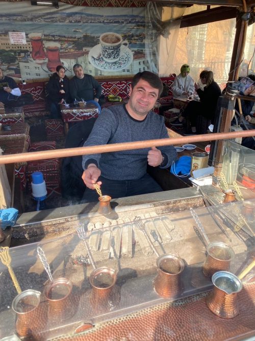 店頭では本格的なトルココーヒーを淹れていました