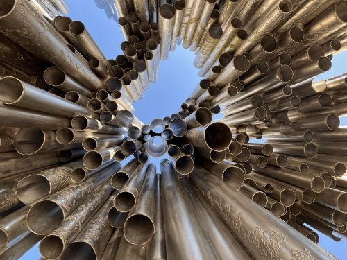 ステンレスパイプの巨大なモニュメント