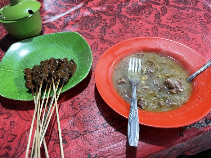 主人が頼んだスープとサテ