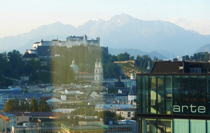 ホテル15階のレストランからガラス越しにホーエンザルツブルク城