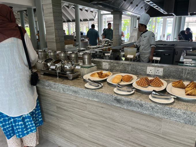 ビュッフェ形式のレストラン（マラファイ）の内観です。