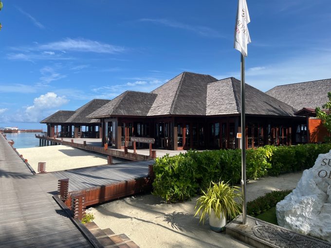 ビュッフェ形式のレストラン（サンセットレストラン）の入り口付近の外観です。