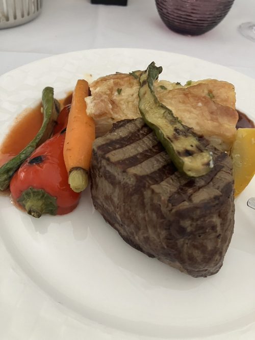 ドーハからウィーンまでの仕切りがないビジネスクラスの食事