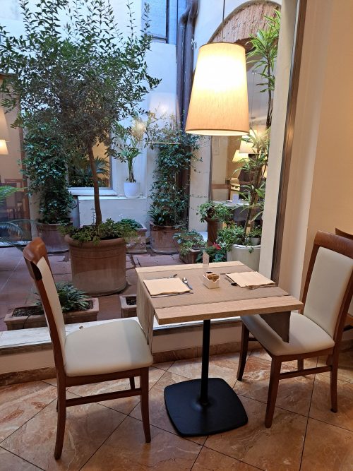 ローマ？椅子とテーブル